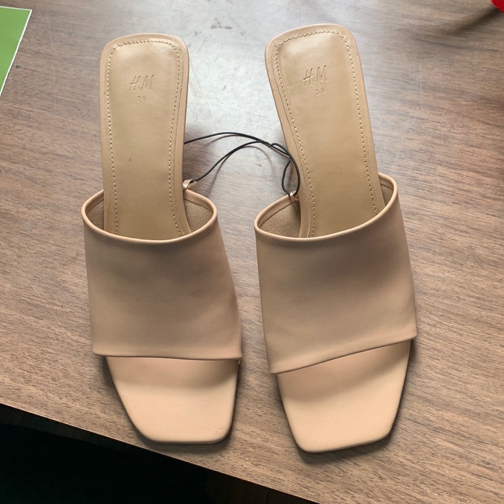 Neutral kitten heel NWOT